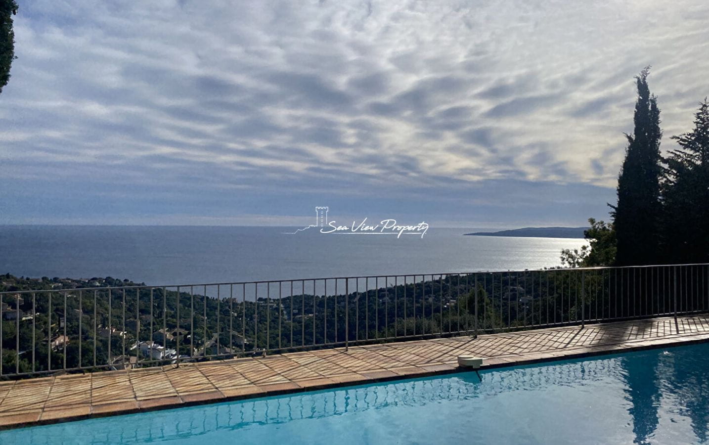 VILLA VUE MER SUR LE GOLFE DE SAINT TROPEZ AVEC PISCINE GARAGE APPARTEMENT INDÉPENDANT, AUX ISSAMBRES Image 0