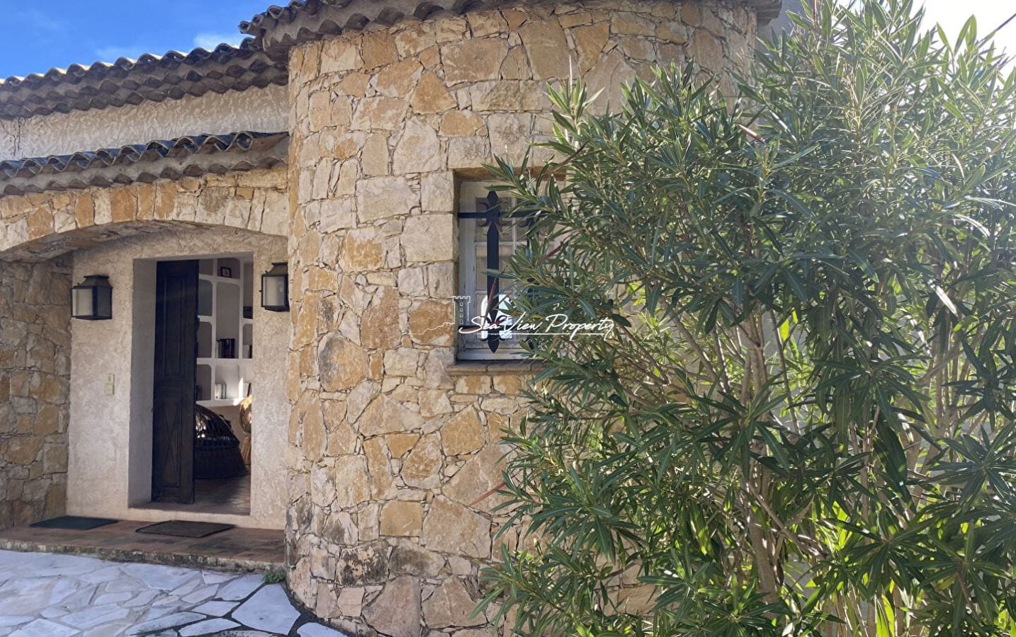 VILLA VUE MER SUR LE GOLFE DE SAINT TROPEZ AVEC PISCINE GARAGE APPARTEMENT INDÉPENDANT, AUX ISSAMBRES Image 2