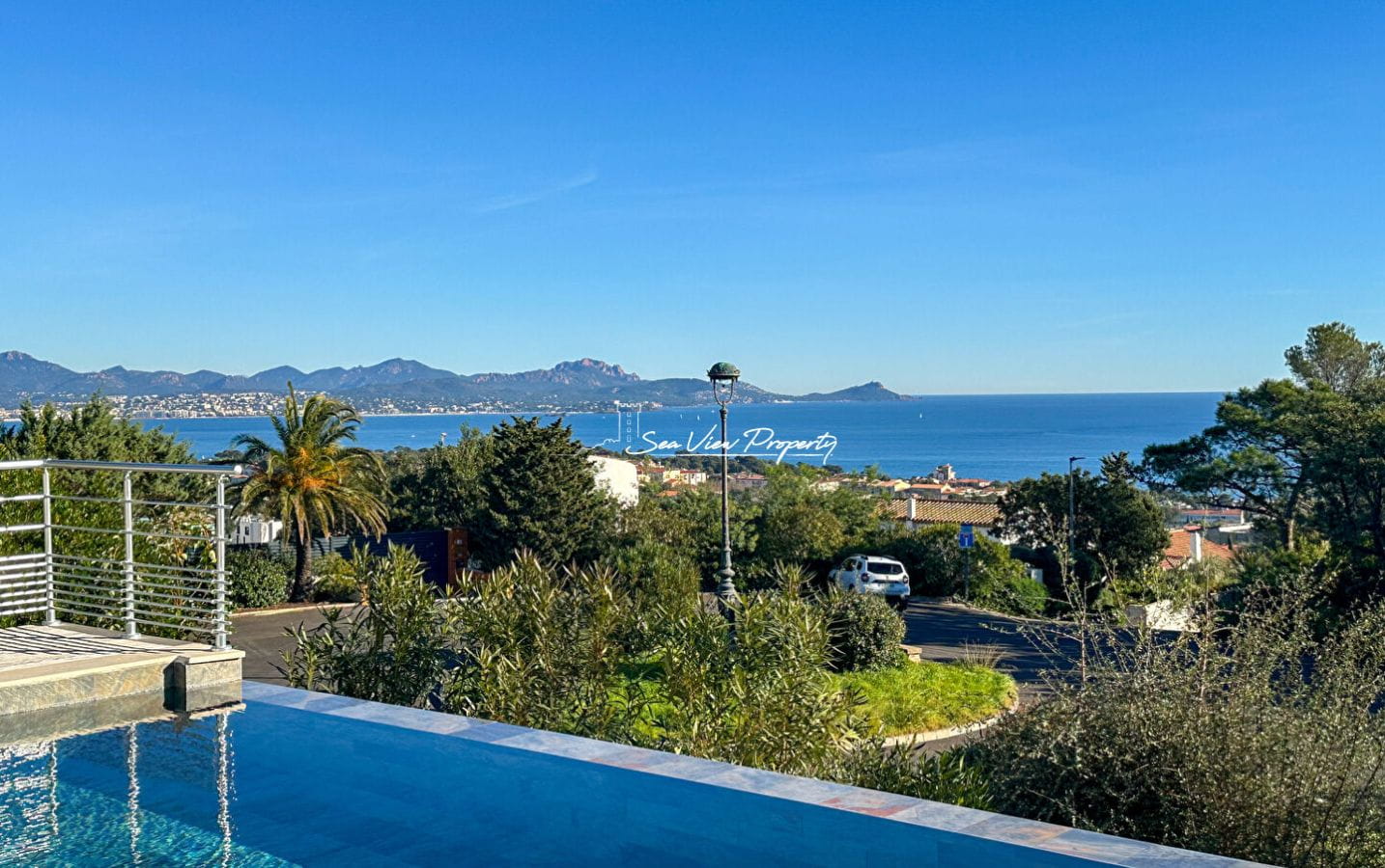 VILLA RÉNOVÉE AVEC VUE MER PANORAMIQUE PISCINE ET GARAGE, À SAINT AYGULF Image 0