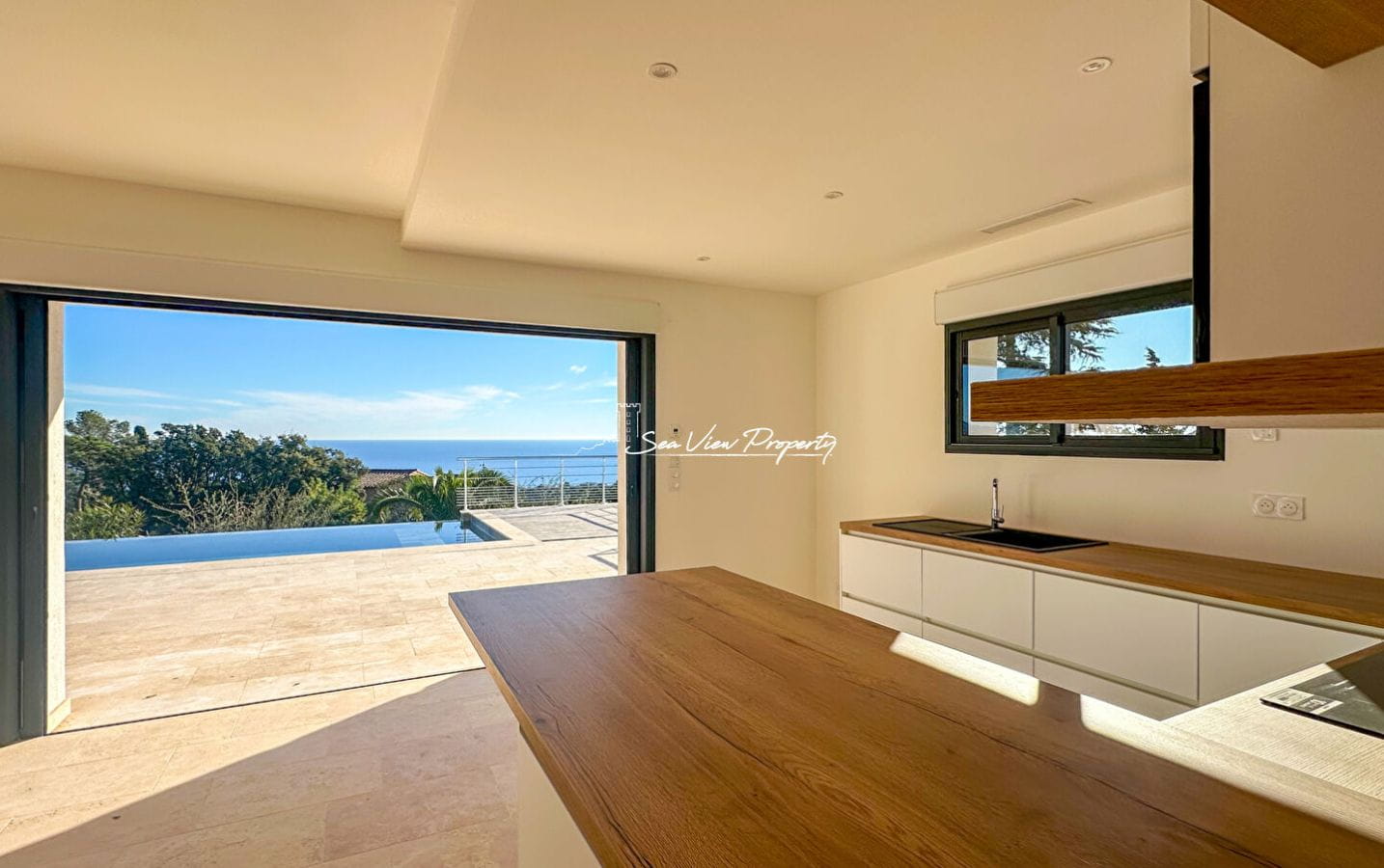 VILLA RÉNOVÉE AVEC VUE MER PANORAMIQUE PISCINE ET GARAGE, À SAINT AYGULF Image 3