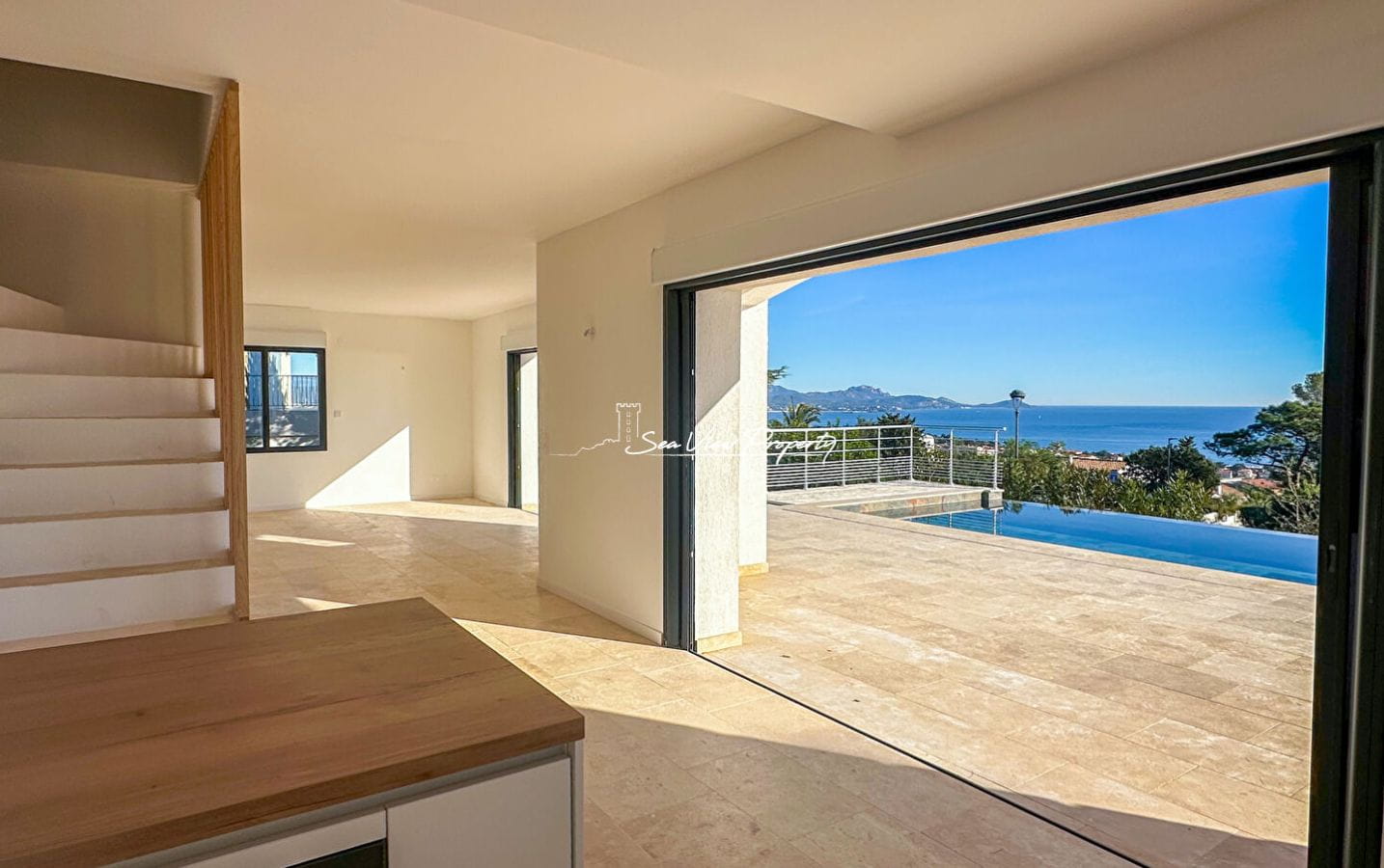 VILLA RÉNOVÉE AVEC VUE MER PANORAMIQUE PISCINE ET GARAGE, À SAINT AYGULF Image 5