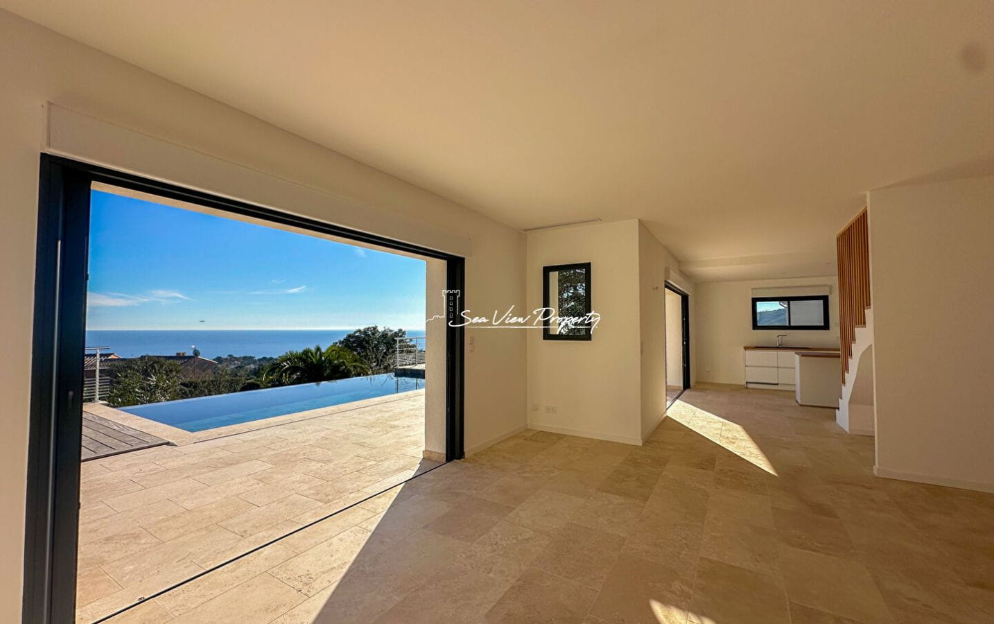 VILLA RÉNOVÉE AVEC VUE MER PANORAMIQUE PISCINE ET GARAGE, À SAINT AYGULF Image 7