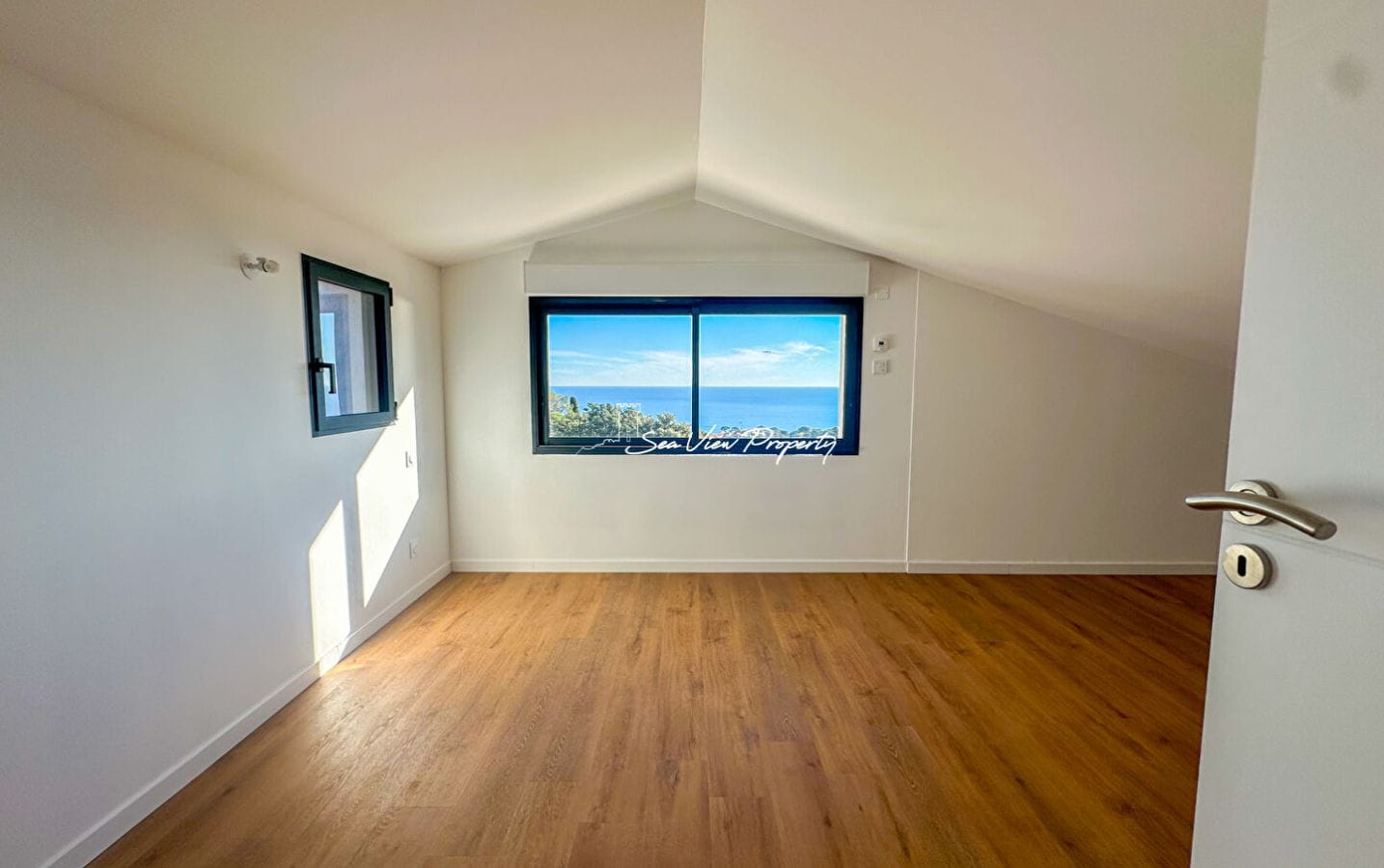 VILLA RÉNOVÉE AVEC VUE MER PANORAMIQUE PISCINE ET GARAGE, À SAINT AYGULF Image 8