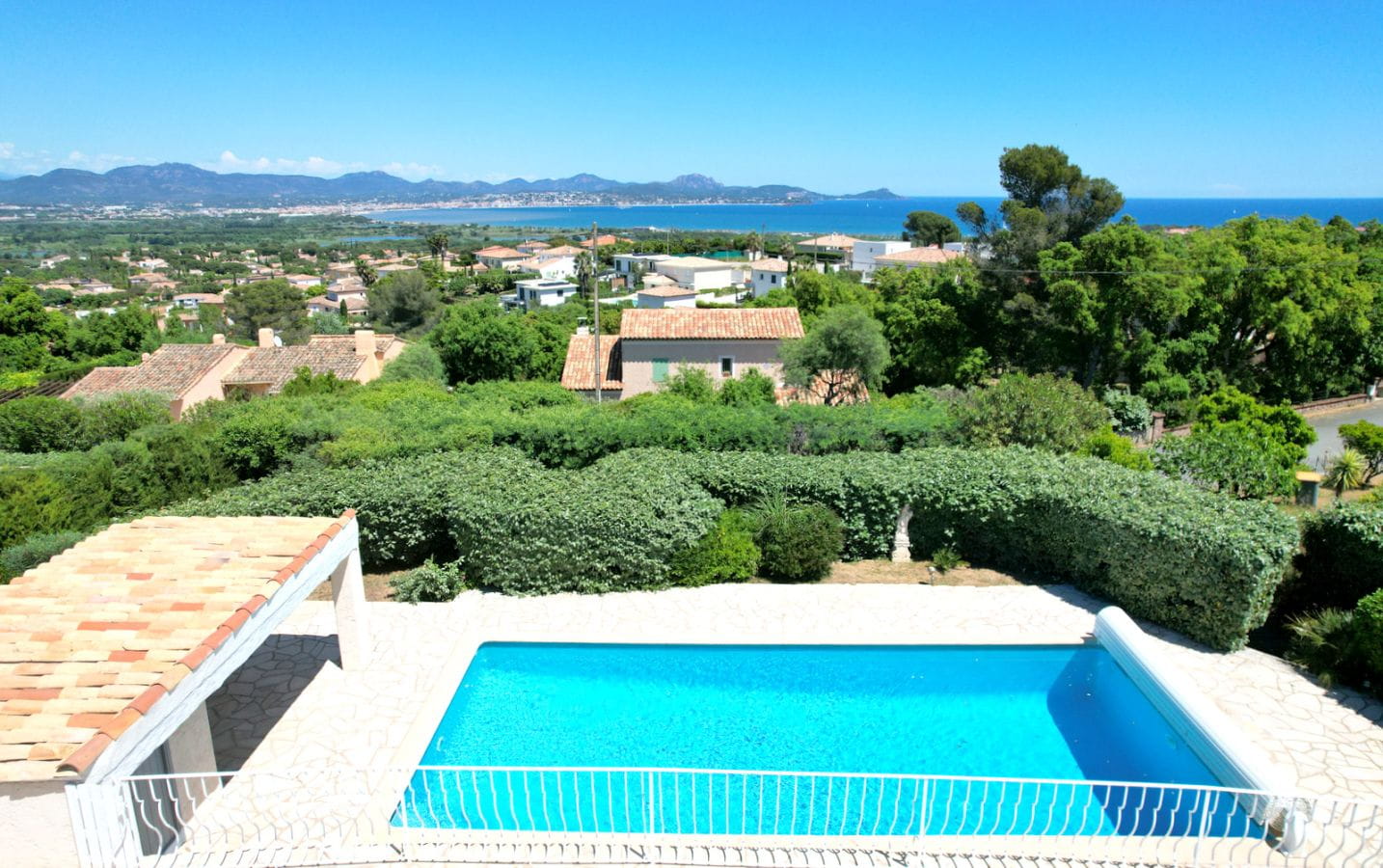 À VENDRE VILLA PLAIN PIED VUE MER PANORAMIQUE 3 CHAMBRES PISCINE GARAGE À SAINT AYGULF Image 1