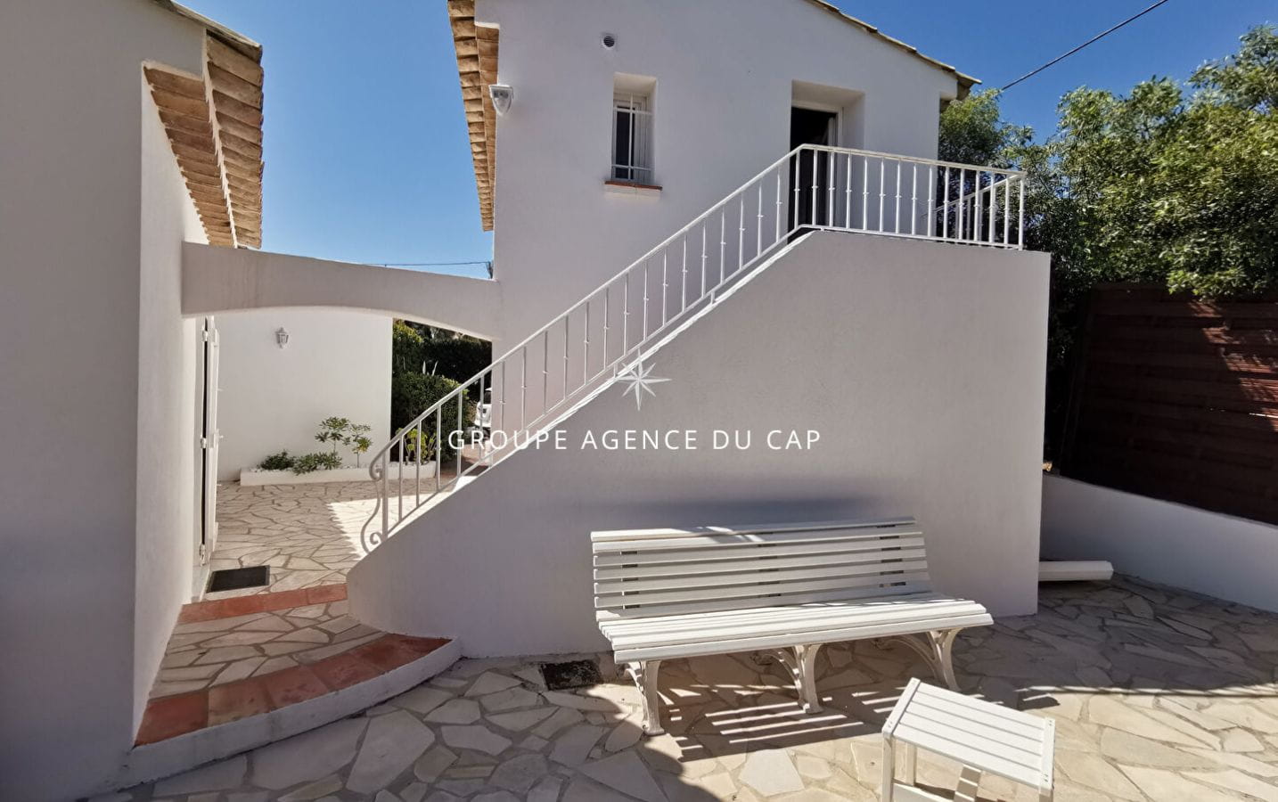 À VENDRE VILLA PLAIN PIED VUE MER PANORAMIQUE 3 CHAMBRES PISCINE GARAGE À SAINT AYGULF Image 12