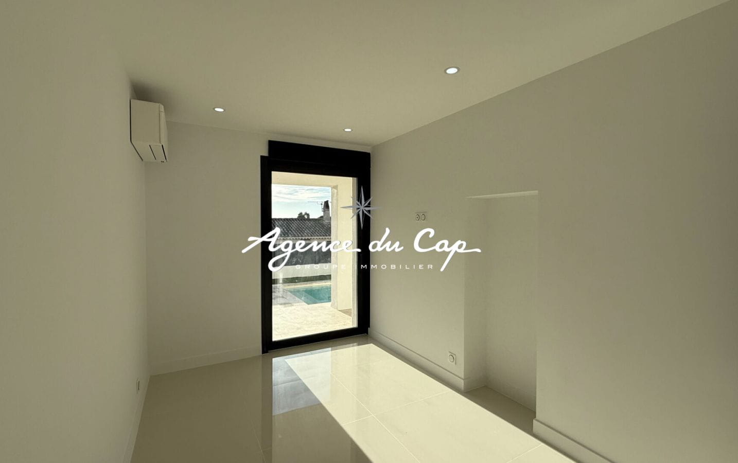 VILLA RENOVEE EN 2024 VUE MER PANORAMIQUE PISCINE GARAGE, AUX ISSAMBRES Image 4