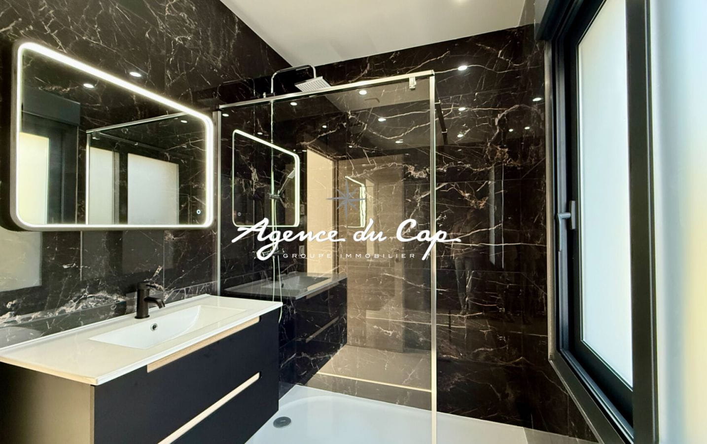 VILLA RENOVEE EN 2024 VUE MER PANORAMIQUE PISCINE GARAGE, AUX ISSAMBRES Image 5