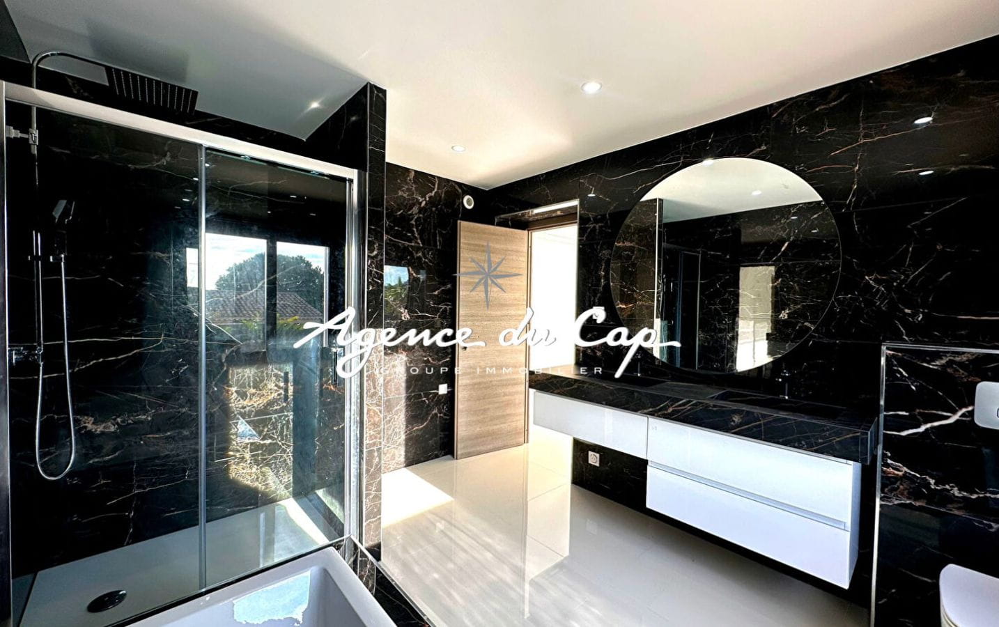 VILLA RENOVEE EN 2024 VUE MER PANORAMIQUE PISCINE GARAGE, AUX ISSAMBRES Image 6