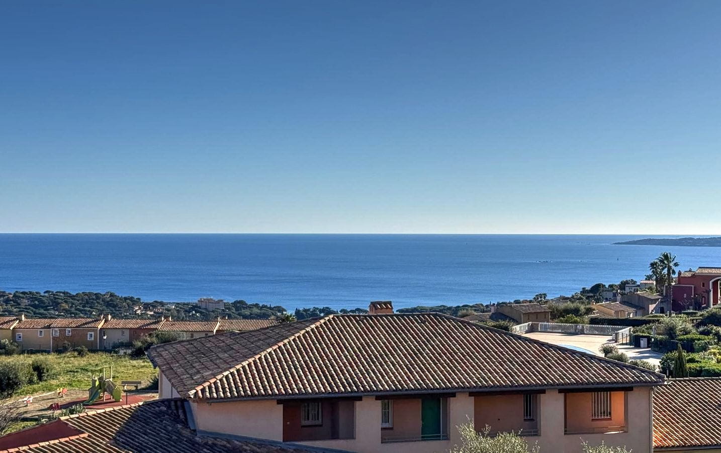 A VENDRE APPARTEMENT T.2 DE 27M2 VUE MER DANS UNE RESIDENCE PRISEE AVEC PISCINE, AUX ISSAMBRES Image 1