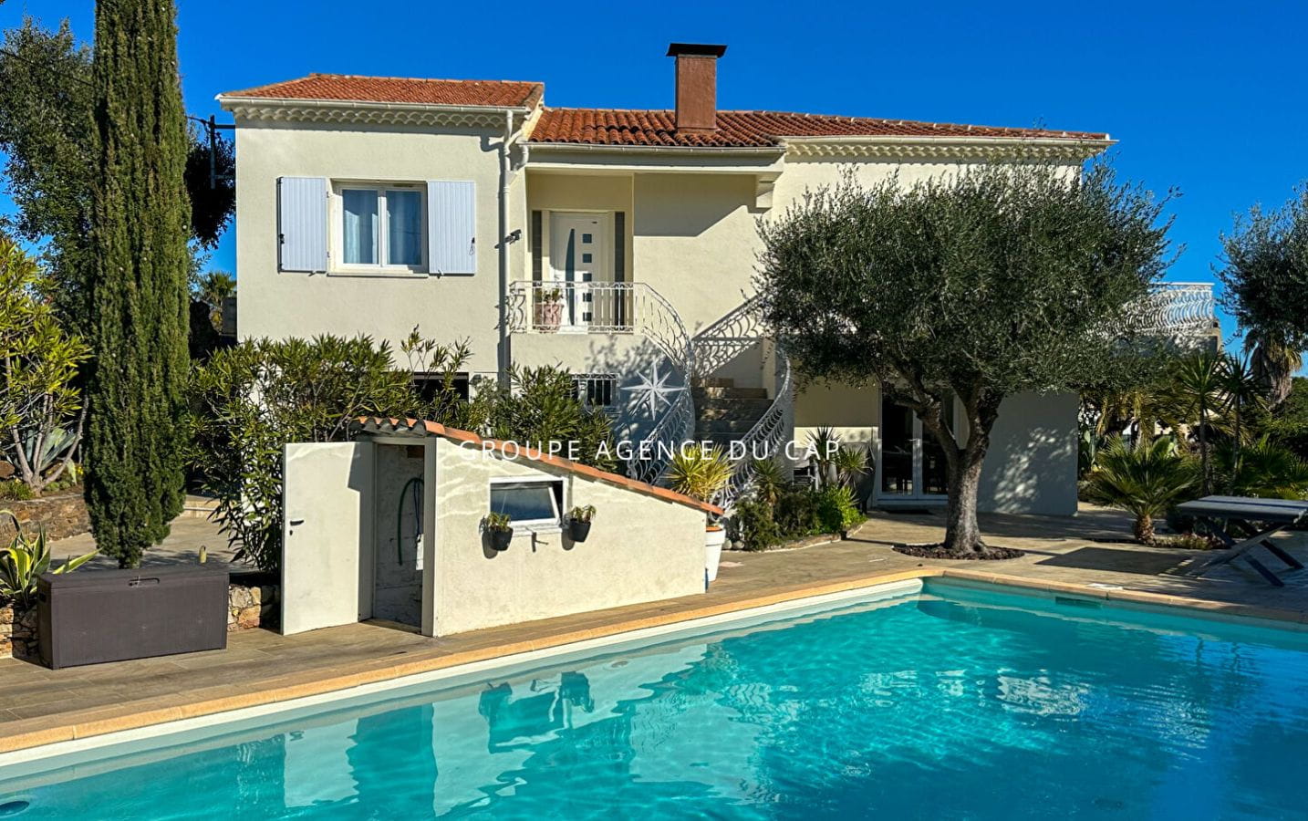 À VENDRE VILLA RENOVÉE 7 PIECES VUE MER TERRAIN PLAT GARAGE PISCINE PROCHE CENTRE SAINT-AYGULF Image 1