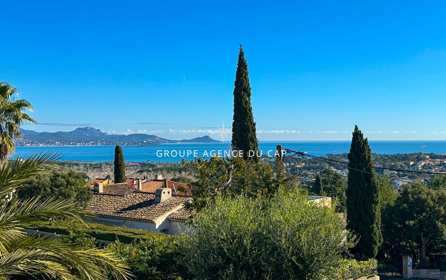 À VENDRE VILLA RENOVÉE 7 PIECES VUE MER TERRAIN PLAT GARAGE PISCINE PROCHE CENTRE SAINT-AYGULF Image 0