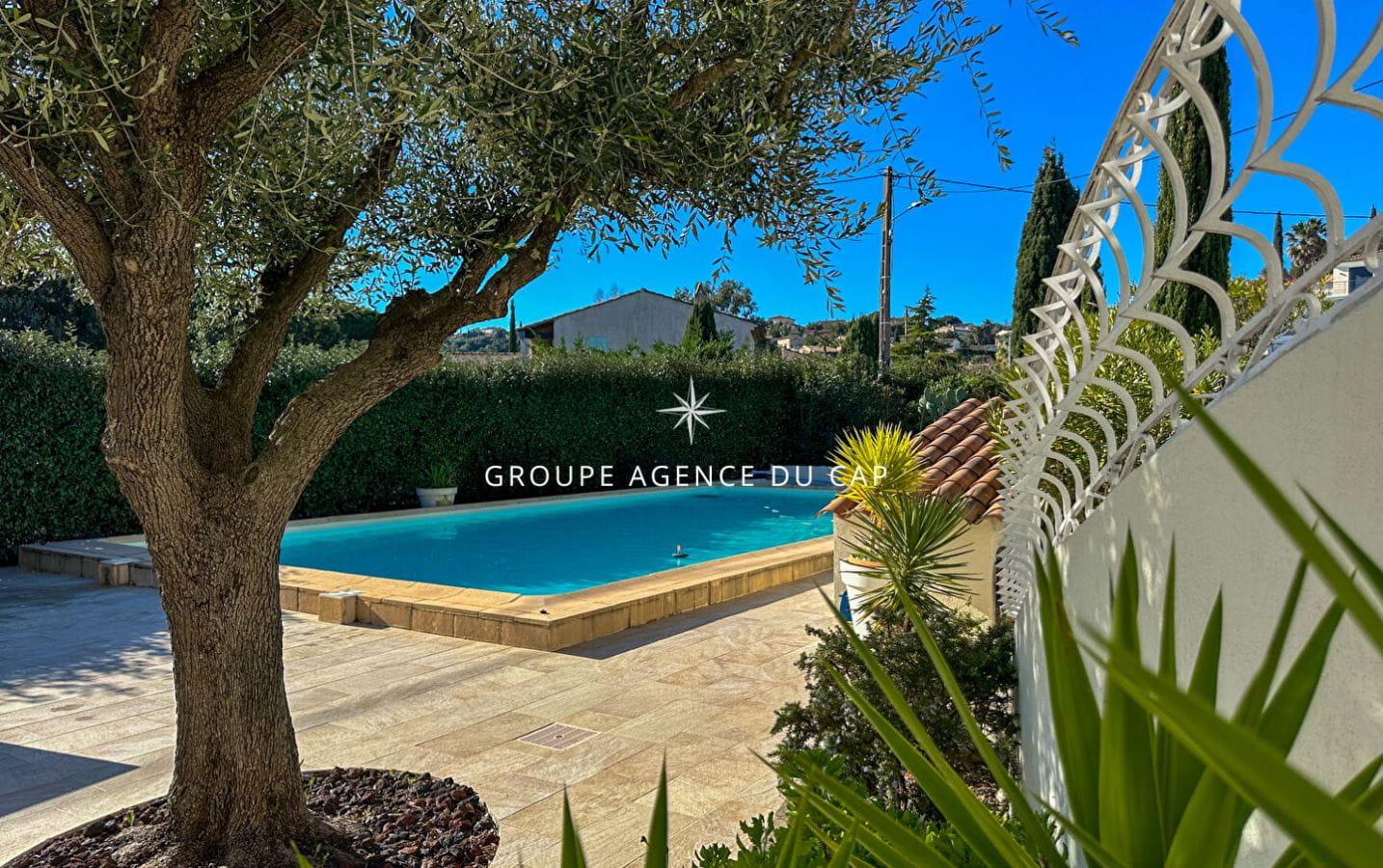 À VENDRE VILLA RENOVÉE 7 PIECES VUE MER TERRAIN PLAT GARAGE PISCINE PROCHE CENTRE SAINT-AYGULF Image 2