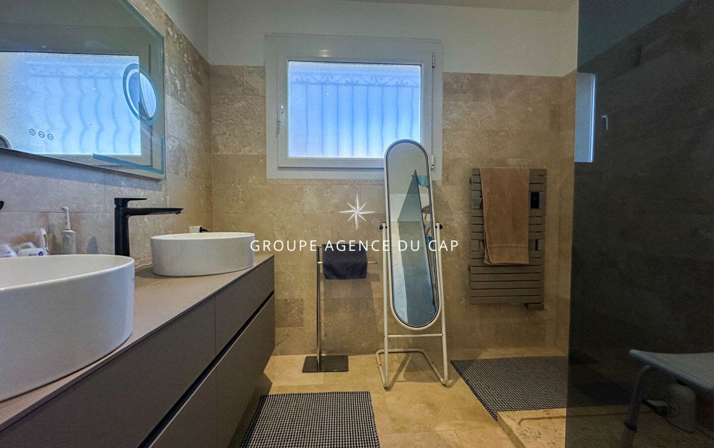 À VENDRE VILLA RENOVÉE 7 PIECES VUE MER TERRAIN PLAT GARAGE PISCINE PROCHE CENTRE SAINT-AYGULF Image 7