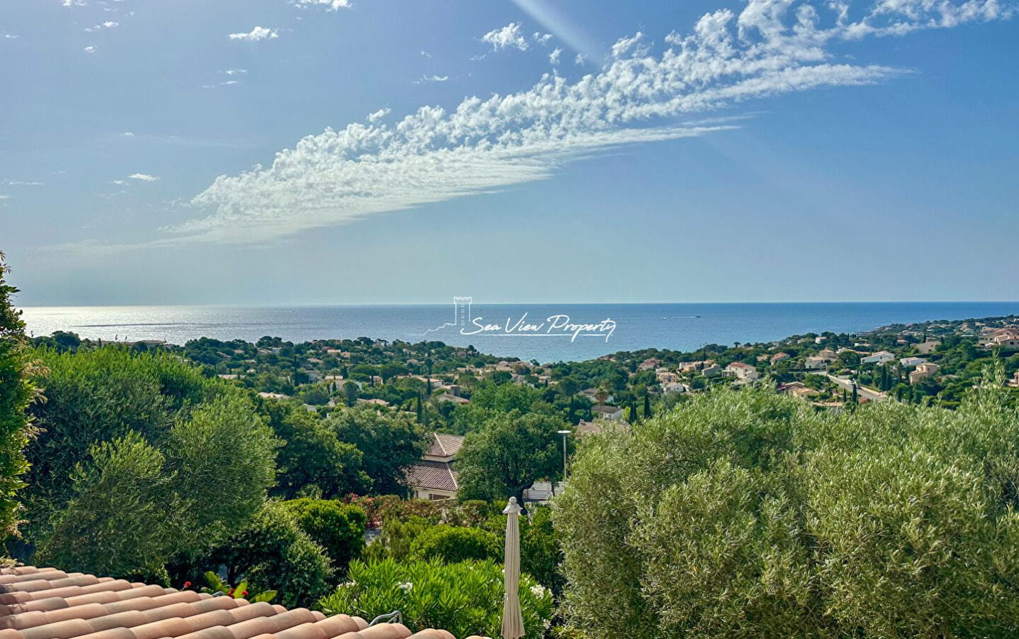 VILLA A VENDRE 190M2 AVEC 5 CHAMBRES GARABLE DOUBLE ET PISCINE, AUX ISSAMBRES Image 0