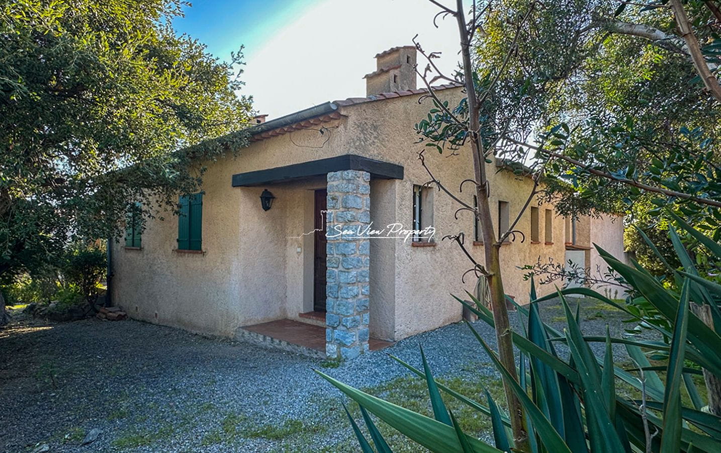 À vendre villa 6 pièces 140 m2 5 chambres piscine garage, a Saint-Aygulf Image 2