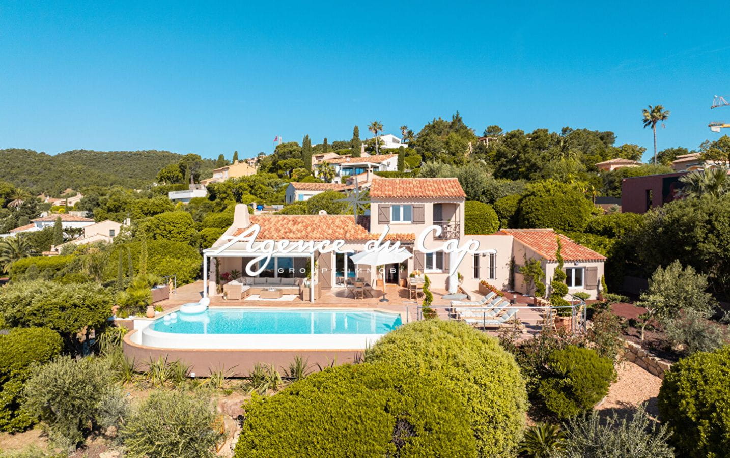 VILLA PROVENCALE AVEC VUE MER  PANORAMIQUE 5 CHAMBRES PISCINE A DEBORDEMENT, AUX ISSAMBRES Image 1