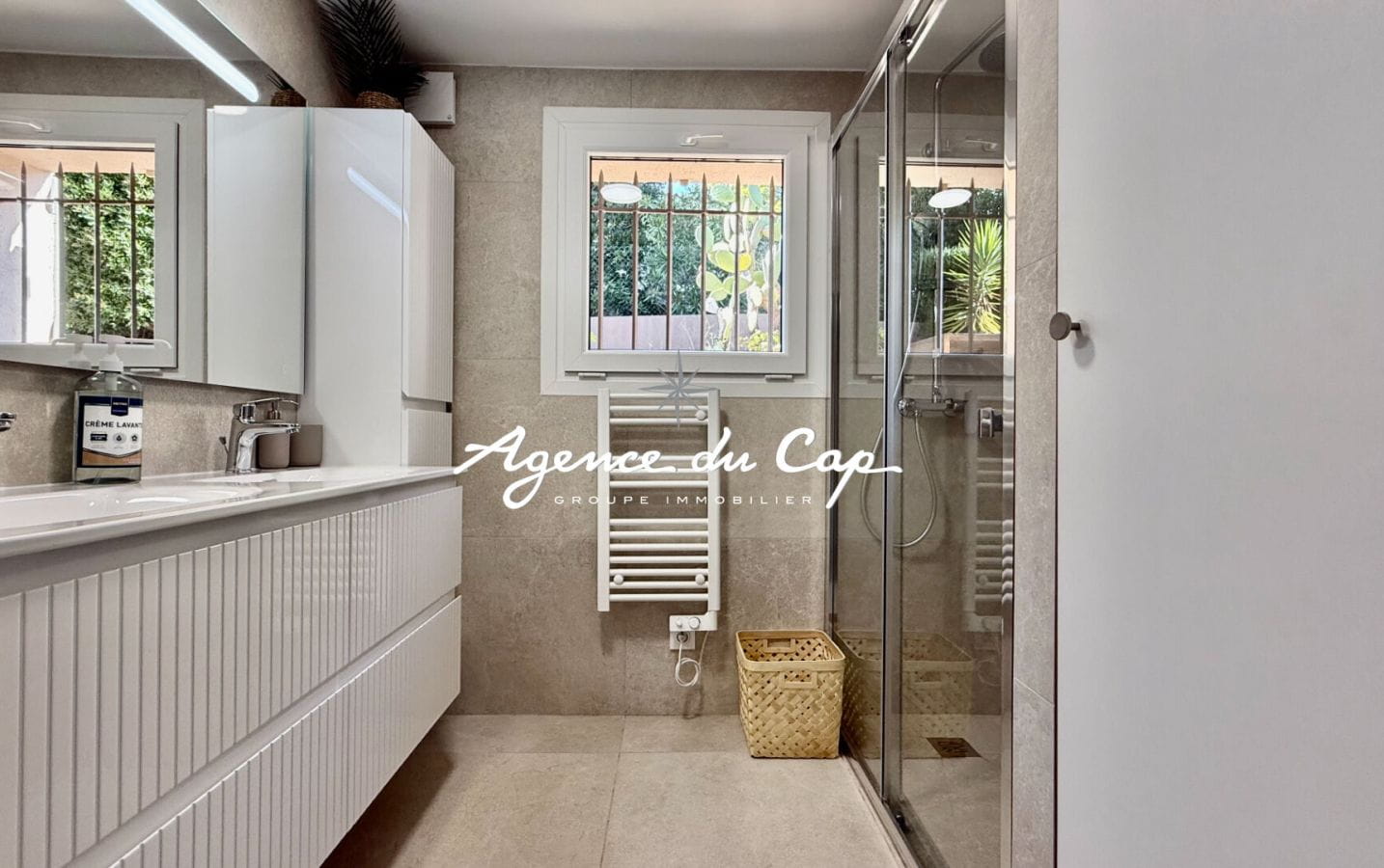 VILLA PROVENCALE AVEC VUE MER  PANORAMIQUE 5 CHAMBRES PISCINE A DEBORDEMENT, AUX ISSAMBRES Image 10