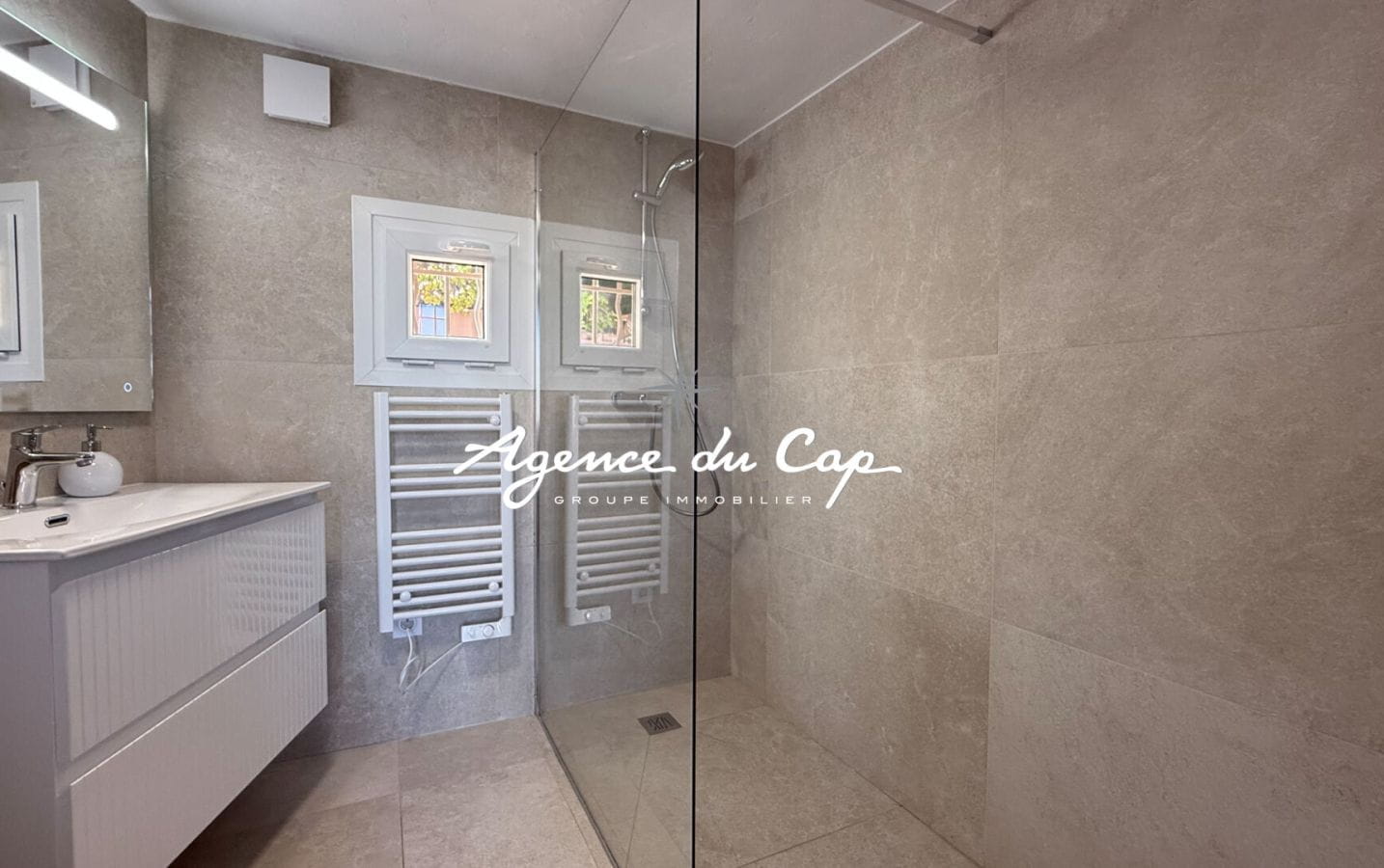 VILLA PROVENCALE AVEC VUE MER  PANORAMIQUE 5 CHAMBRES PISCINE A DEBORDEMENT, AUX ISSAMBRES Image 11