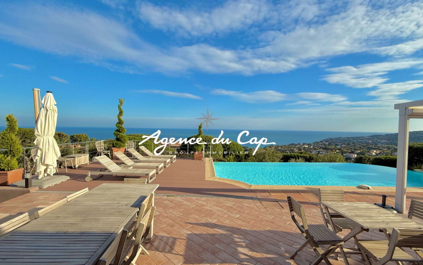 VILLA PROVENCALE AVEC VUE MER  PANORAMIQUE 5 CHAMBRES PISCINE A DEBORDEMENT, AUX ISSAMBRES Image 12