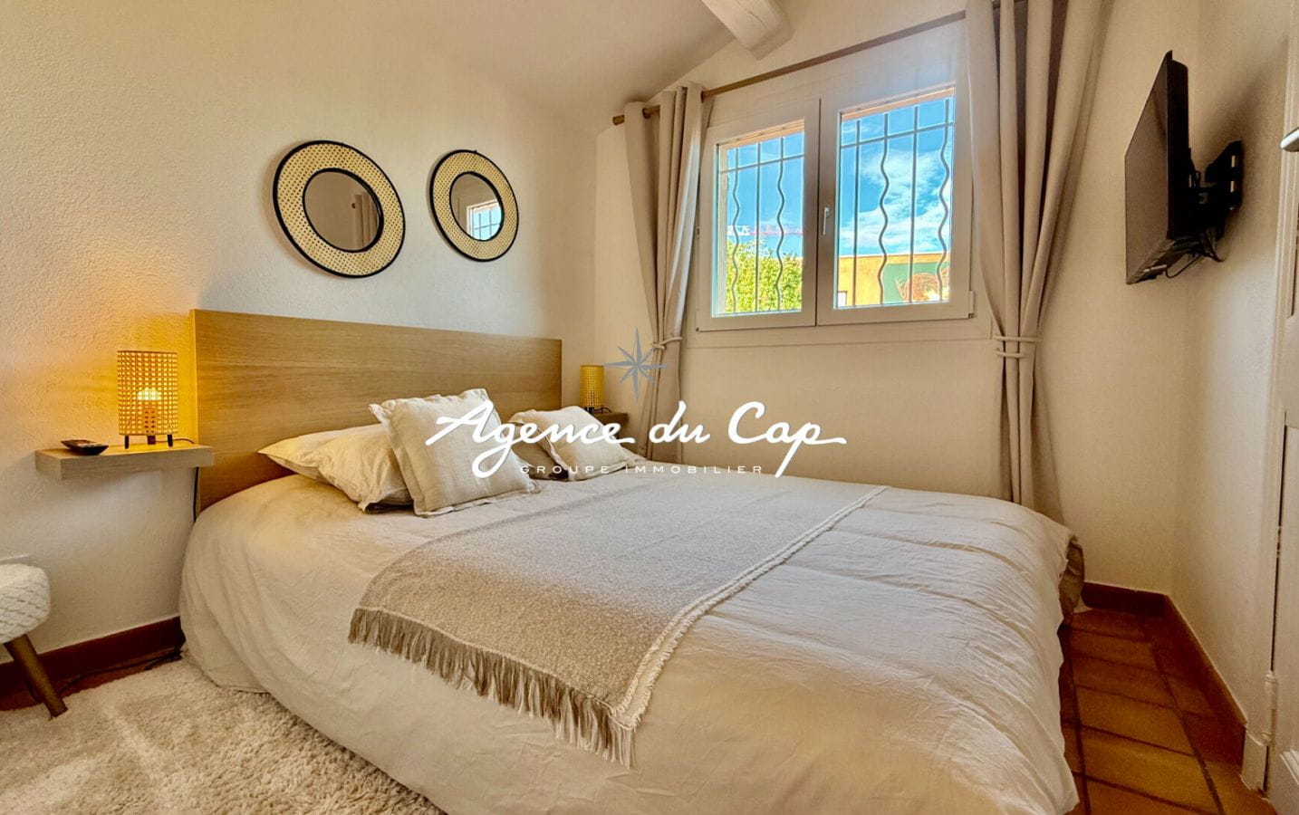 VILLA PROVENCALE AVEC VUE MER  PANORAMIQUE 5 CHAMBRES PISCINE A DEBORDEMENT, AUX ISSAMBRES Image 7