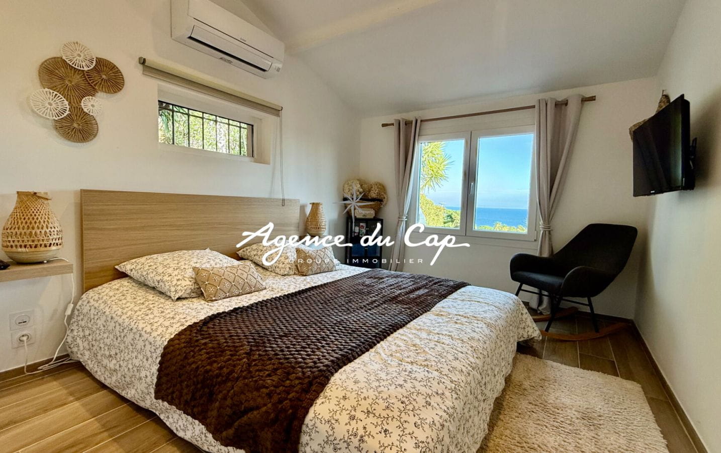 VILLA PROVENCALE AVEC VUE MER  PANORAMIQUE 5 CHAMBRES PISCINE A DEBORDEMENT, AUX ISSAMBRES Image 8