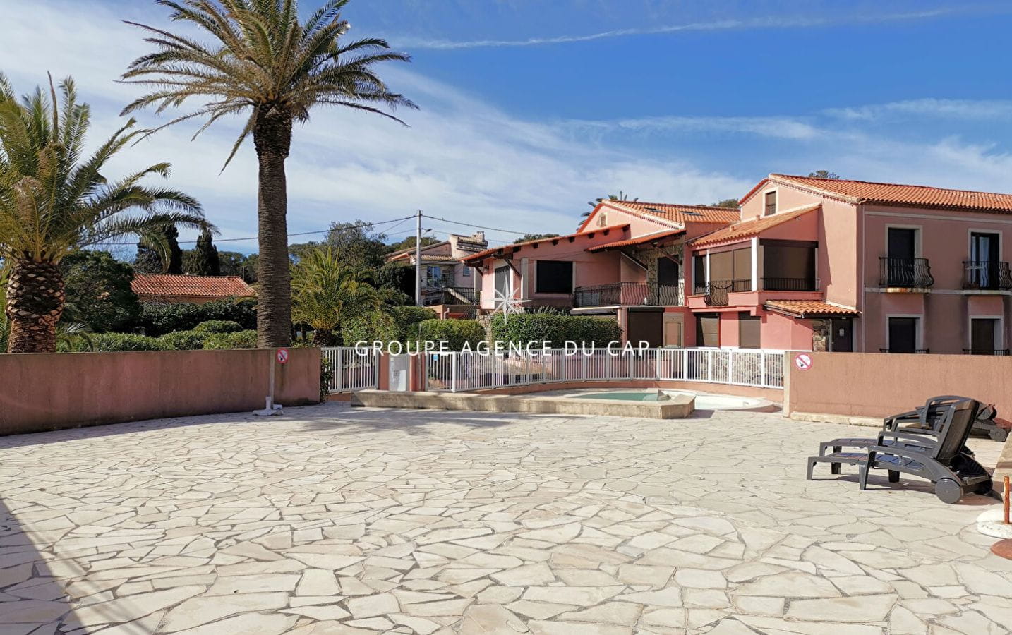 COMPROMIS SIGNÉ , À VENDRE STUDIO 24m² AVEC PARKING PRIVÉ EN BORD DE MER ET PROCHE CENTRE VILLE DE SAINT AYGULF Image 0