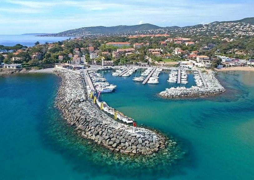 À VENDRE VILLA EN COURS DE CONSTRUCTION COMPRENANT 4 CHAMBRES EN SUITE, SÉJOUR DE 80M², PISCINE INTÉRIEURE ET DOUBLE GARAGE À SAINT AYGULF Image 0