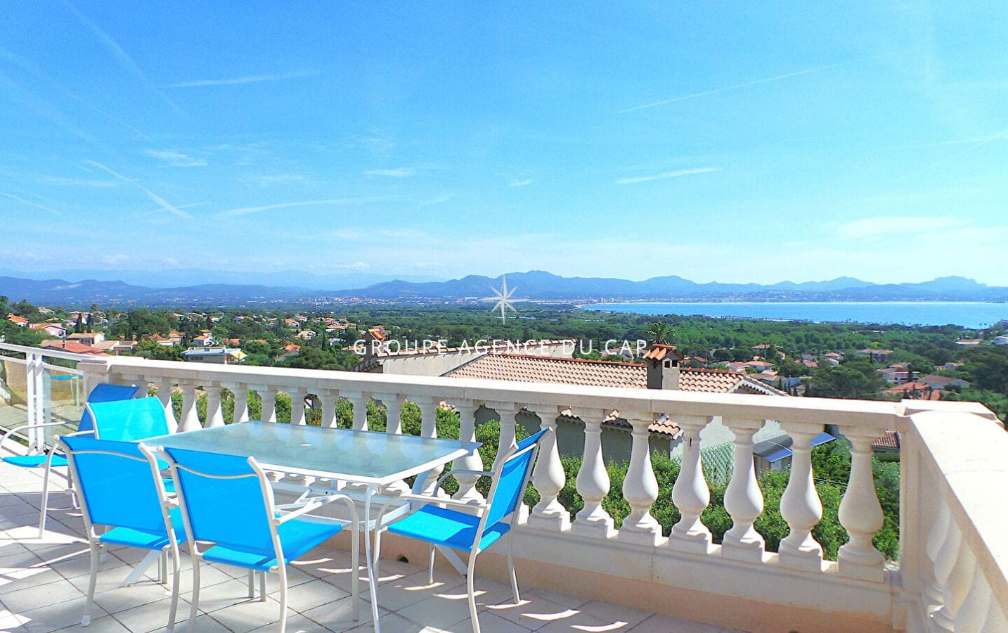 À VENDRE VILLA 10 PIÈCES 7 CHAMBRES DOUBLE SÉJOUR GARAGE SALLE DE JEUX PISCINE VUE MER PANORAMIQUE À SAINT AYGULF Image 2