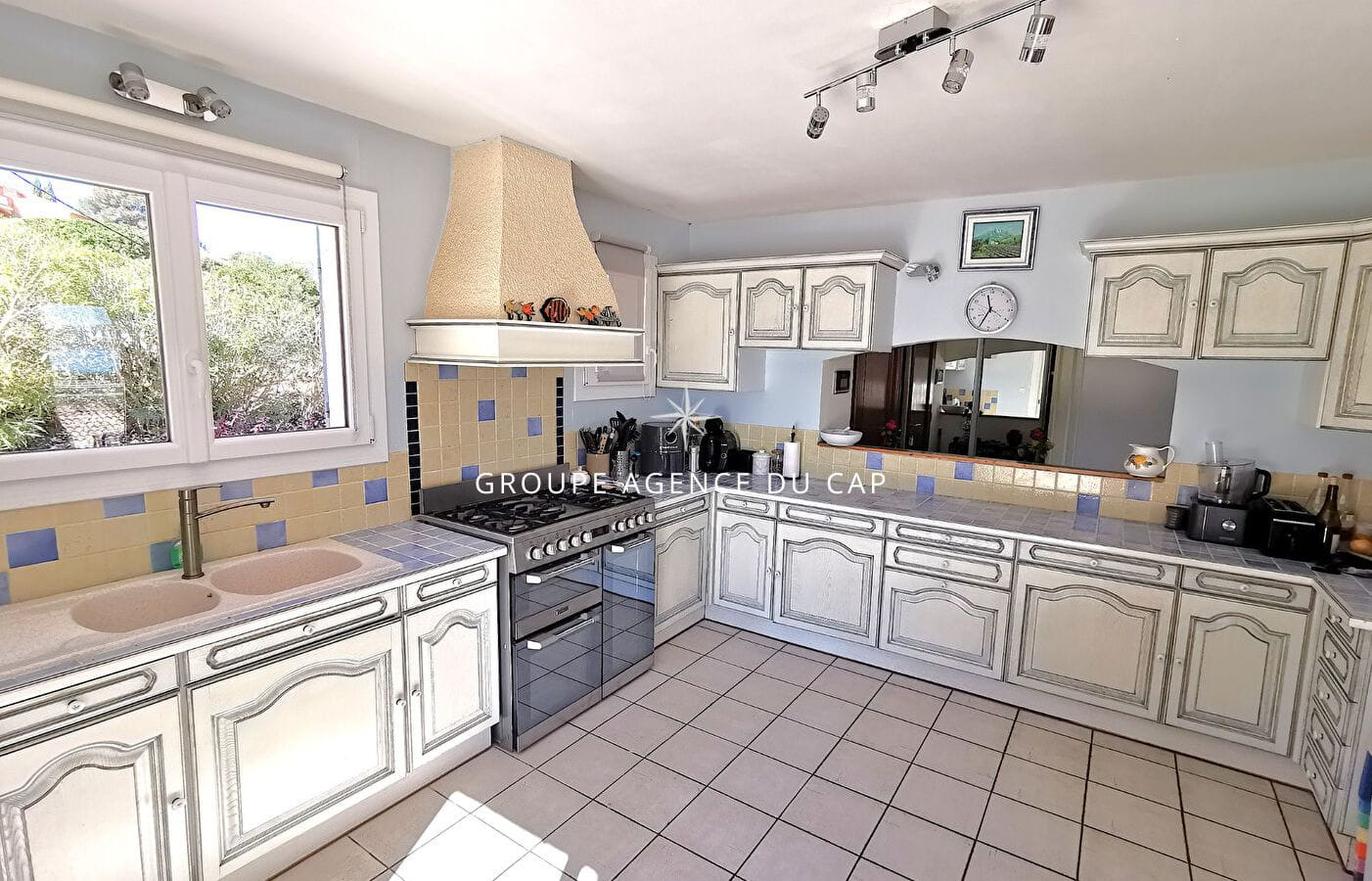 À VENDRE VILLA 10 PIÈCES 7 CHAMBRES DOUBLE SÉJOUR GARAGE SALLE DE JEUX PISCINE VUE MER PANORAMIQUE À SAINT AYGULF Image 7