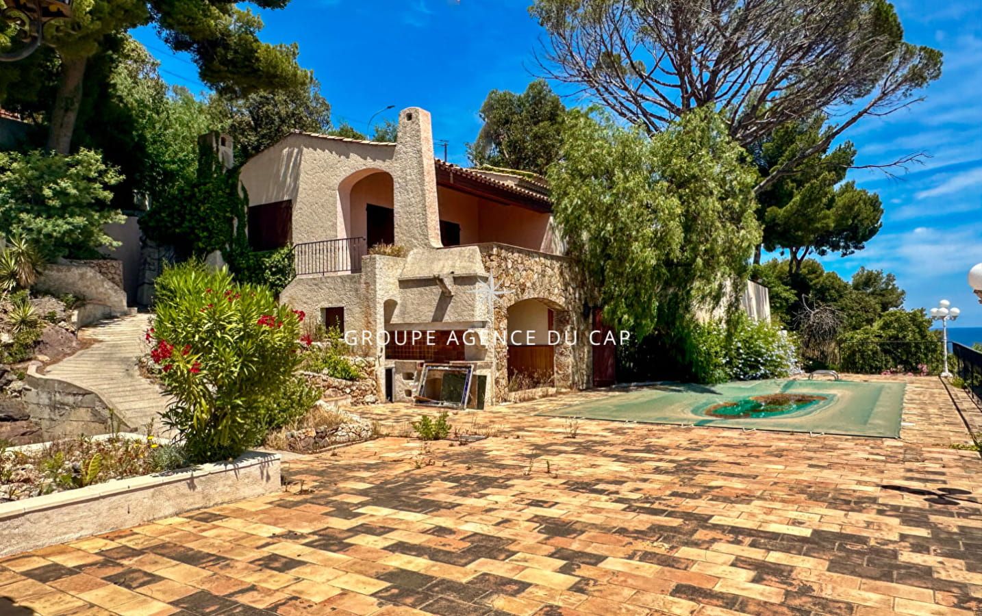 LES ISSAMBRES VILLA PROVENÇALE À RÉNOVER AVEC VUE MER PANORAMIQUE SUR LE GOLFE DE SAINT TROPEZ PISCINE GARAGE Image 3