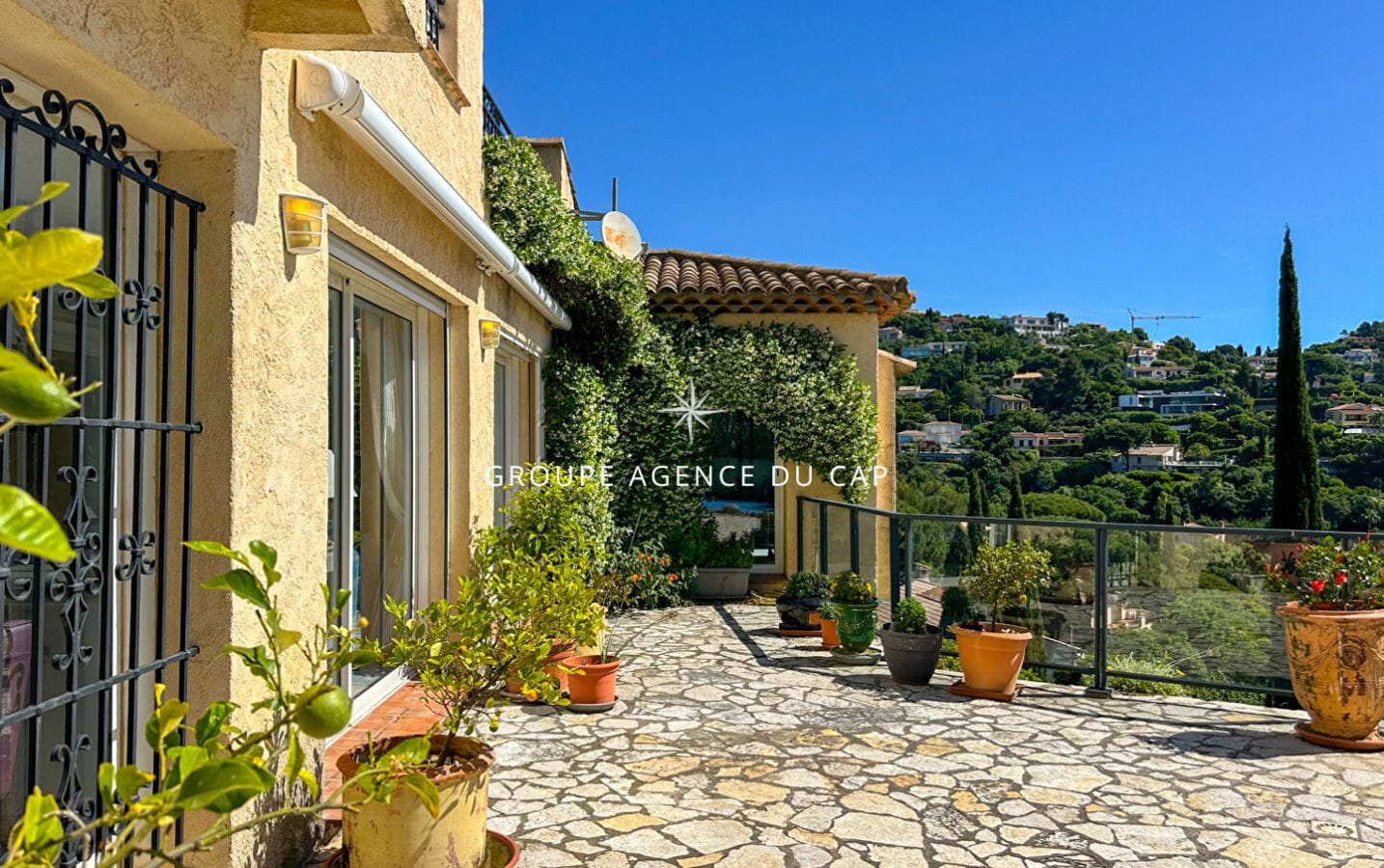 À VENDRE VILLA VUE MER 4 CHAMBRES 206M2 LES ISSAMBRES Image 1