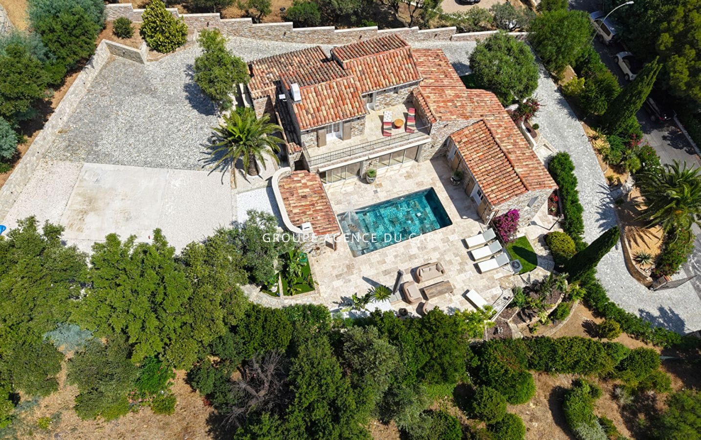 LES ISSAMBRES VILLA DE CHARME EN PIERRE VUE MER 5 CHAMBRES PISCINE Image 2