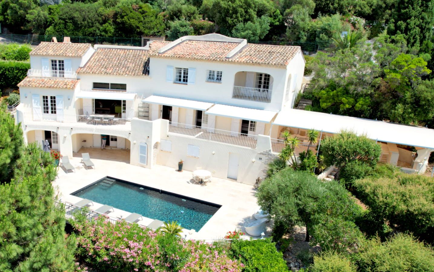 À VENDRE VILLA BEAUX VOLUMES 6 CHAMBRES VUE MER SUD-OUEST PARKINGS AUX ISSAMBRES Image 1