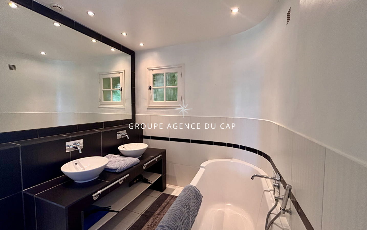 À VENDRE VILLA BEAUX VOLUMES 6 CHAMBRES VUE MER SUD-OUEST PARKINGS AUX ISSAMBRES Image 11
