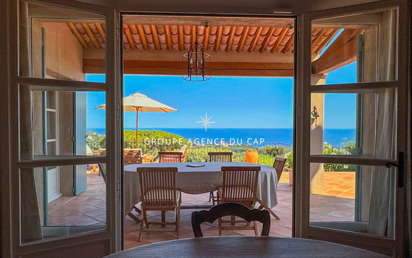 À VENDRE MAGNIFIQUE VILLA DE TYPE PROVENÇAL AUX ISSAMBRES 180M2 VUE MER SUR LE GOLFE DE ST TROPEZ Image 0