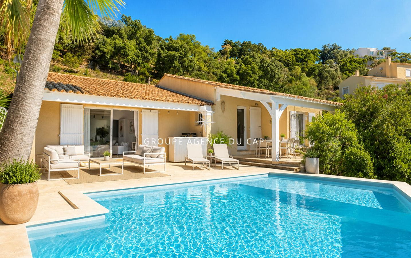 A VENDRE VILLA VUE MER DE PLAIN PIED AUX ISSAMBRES DE 111M² AVEC 3 CHAMBRES PISCINE ET GARAGE Image 0