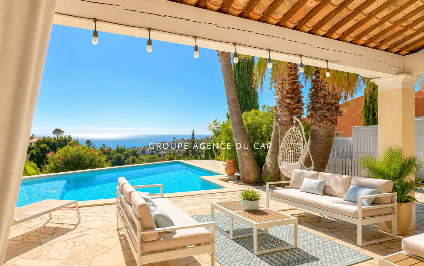 A VENDRE VILLA VUE MER DE PLAIN PIED AUX ISSAMBRES DE 111M² AVEC 3 CHAMBRES PISCINE ET GARAGE Image 2