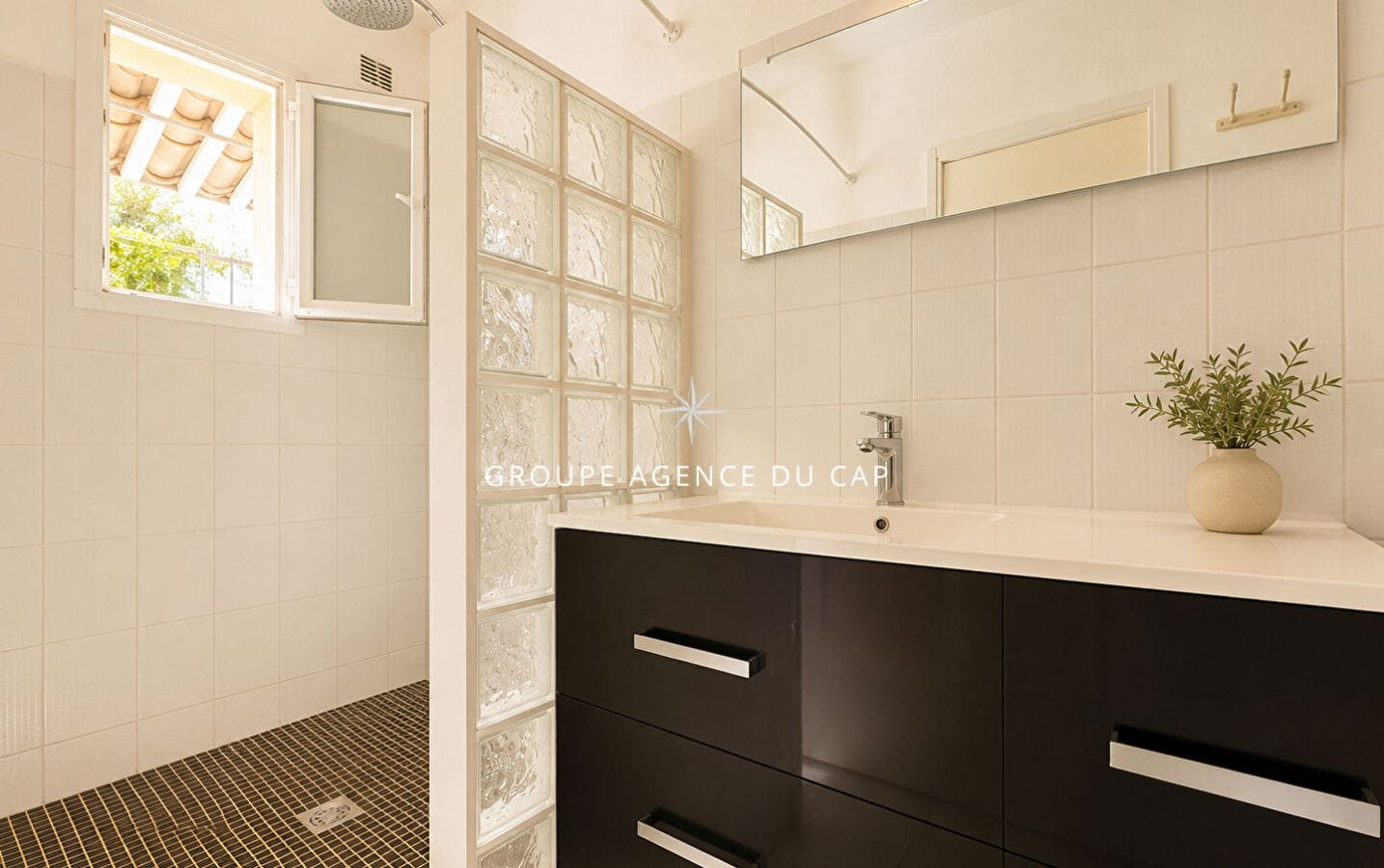 A VENDRE VILLA VUE MER DE PLAIN PIED AUX ISSAMBRES DE 111M² AVEC 3 CHAMBRES PISCINE ET GARAGE Image 8