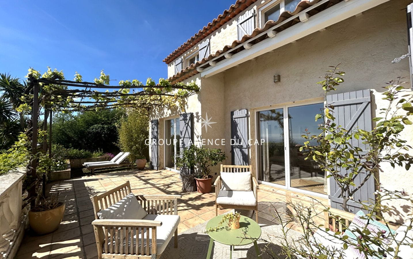 A VENDRE VILLA DE CHARME DE 160M² AVEC VUE MER 4 CHAMBRES AUX ISSAMBRES Image 4
