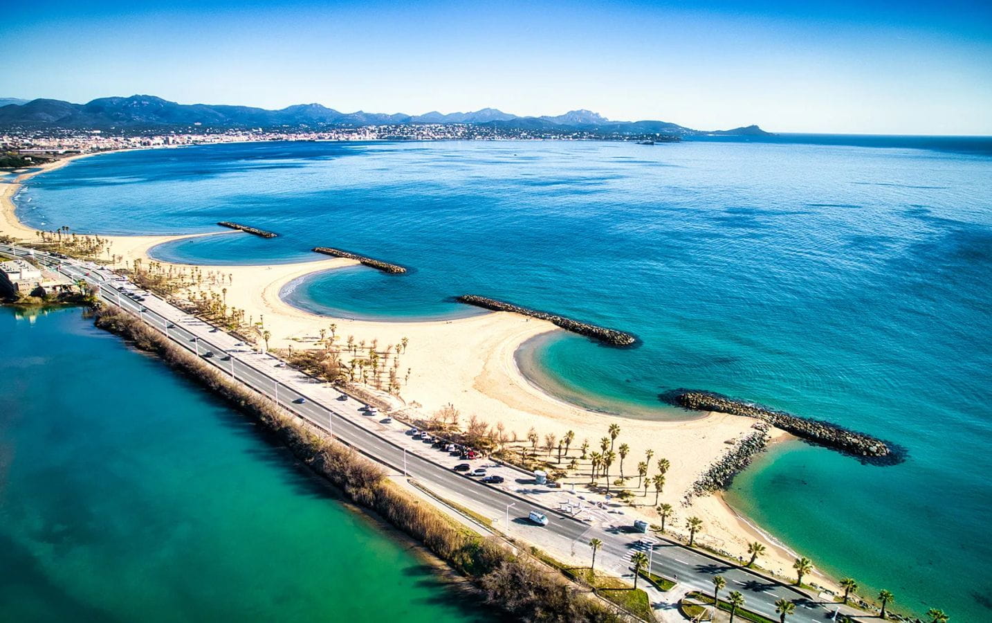 Villa en cours de construction comprenant 4 chambres en suite, sejour de 80m², piscine interieure et double garage a saint aygulf Image 0