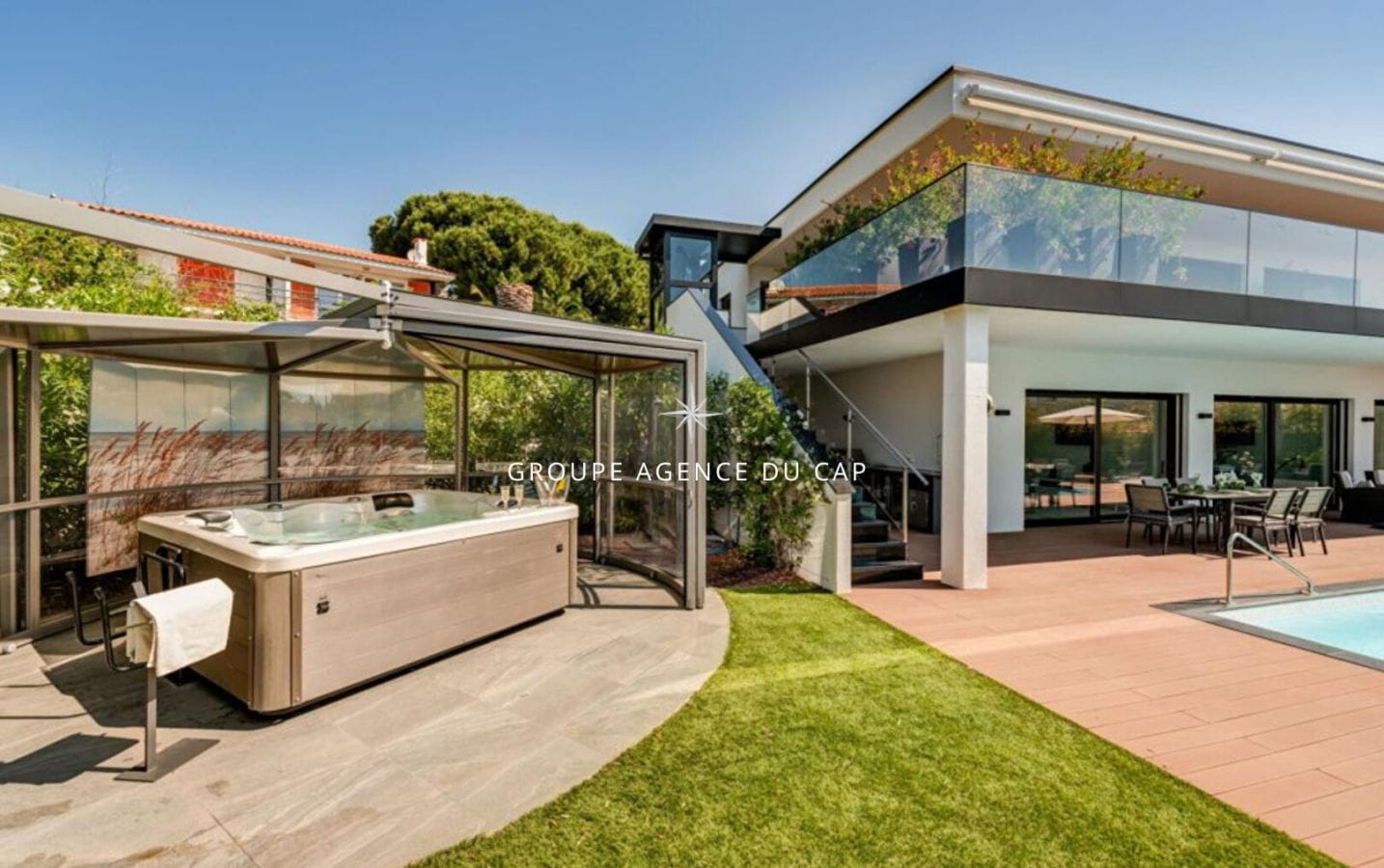 À VENDRE VILLA VUE MER AUX ISSAMBRES 6 PIÈCES CHAMBRES EN SUITE PISCINE GARAGE À PIED DES PLAGES Image 1