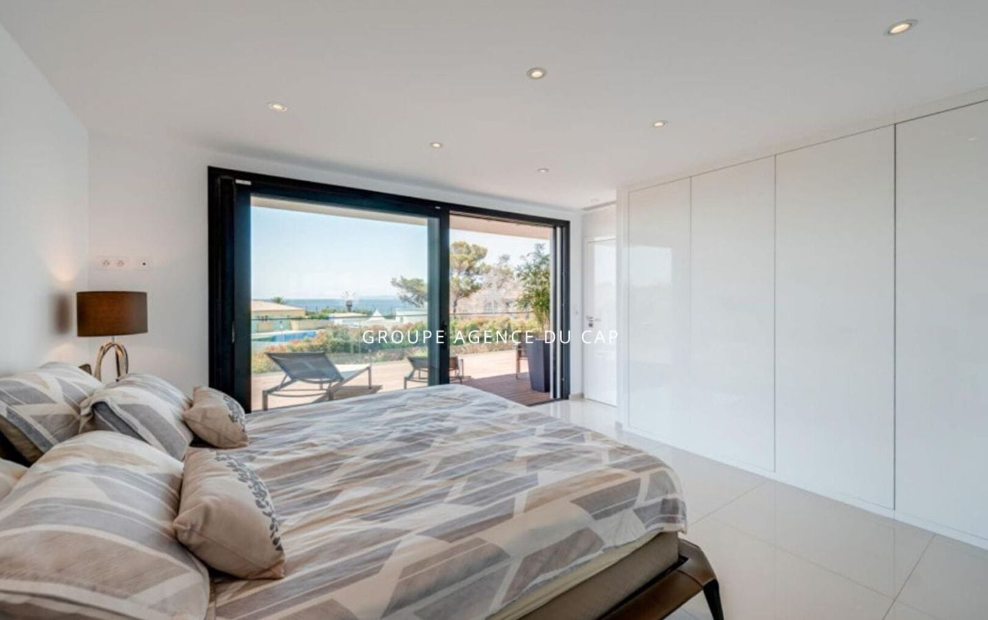 À VENDRE VILLA VUE MER AUX ISSAMBRES 6 PIÈCES CHAMBRES EN SUITE PISCINE GARAGE À PIED DES PLAGES Image 10