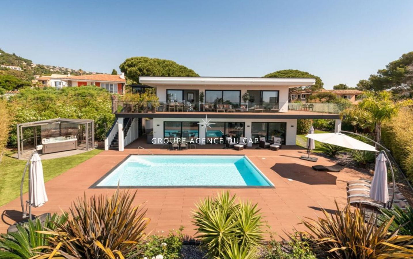 À VENDRE VILLA VUE MER AUX ISSAMBRES 6 PIÈCES CHAMBRES EN SUITE PISCINE GARAGE À PIED DES PLAGES Image 0