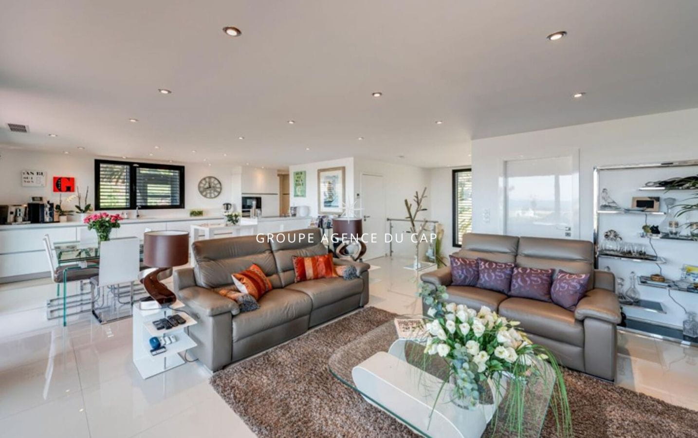 À VENDRE VILLA VUE MER AUX ISSAMBRES 6 PIÈCES CHAMBRES EN SUITE PISCINE GARAGE À PIED DES PLAGES Image 2