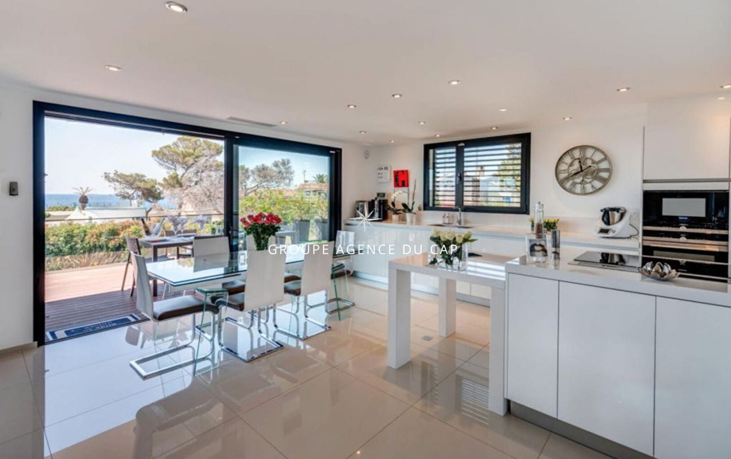 À VENDRE VILLA VUE MER AUX ISSAMBRES 6 PIÈCES CHAMBRES EN SUITE PISCINE GARAGE À PIED DES PLAGES Image 3