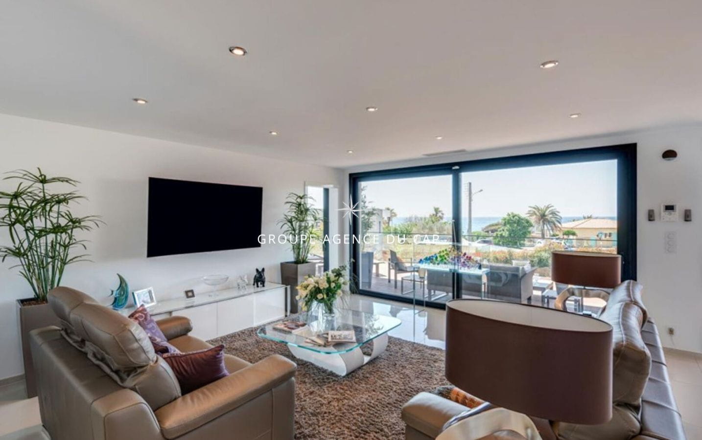 À VENDRE VILLA VUE MER AUX ISSAMBRES 6 PIÈCES CHAMBRES EN SUITE PISCINE GARAGE À PIED DES PLAGES Image 4