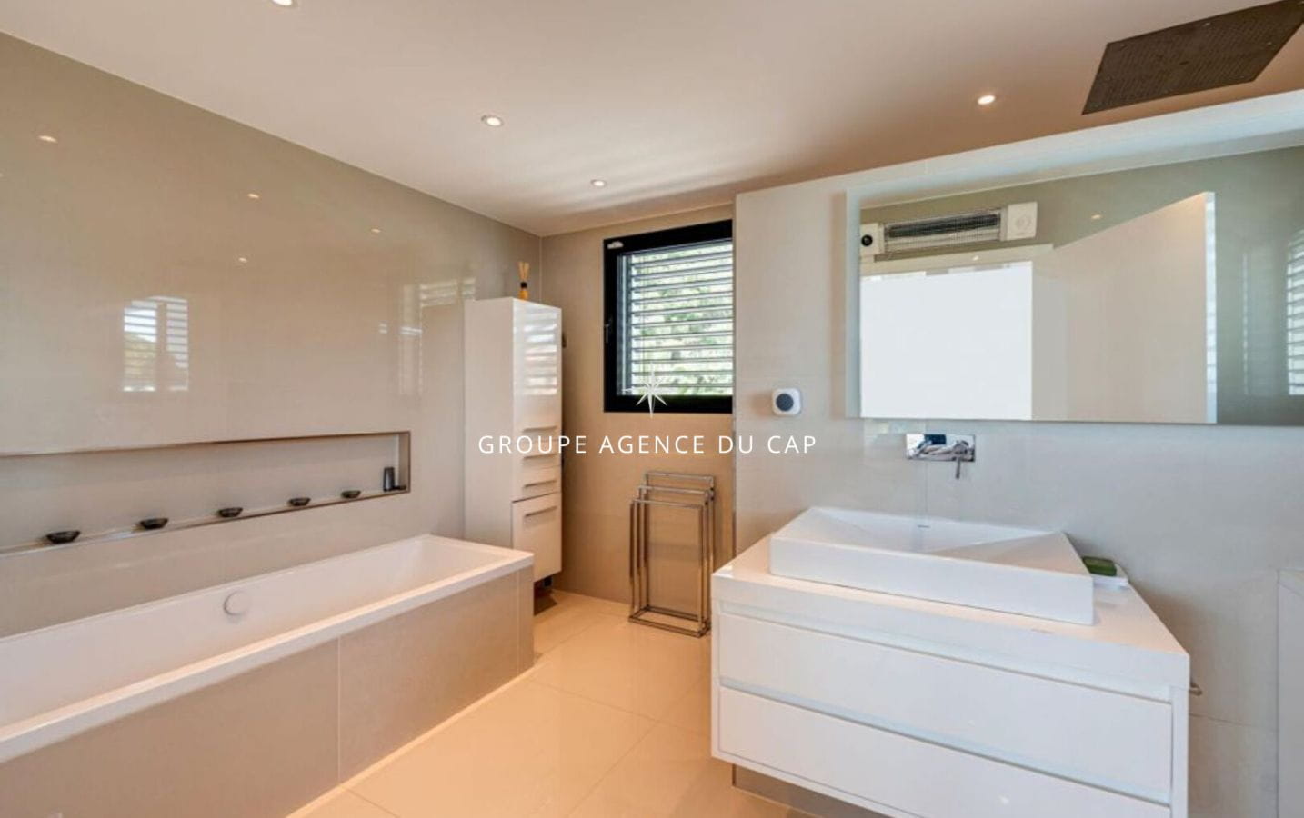 À VENDRE VILLA VUE MER AUX ISSAMBRES 6 PIÈCES CHAMBRES EN SUITE PISCINE GARAGE À PIED DES PLAGES Image 7