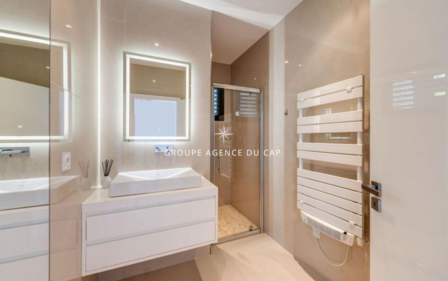 À VENDRE VILLA VUE MER AUX ISSAMBRES 6 PIÈCES CHAMBRES EN SUITE PISCINE GARAGE À PIED DES PLAGES Image 9