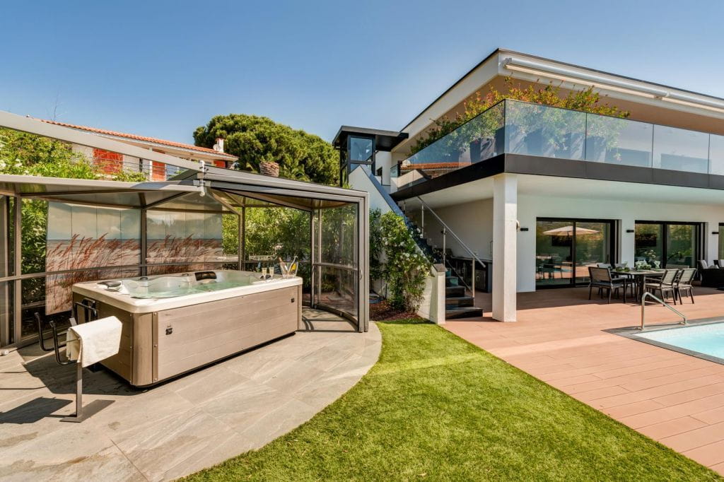 FOR SALE VILLA WITH SEA VIEW IN LES ISSAMBRES 6 ROOMS EN SUITE BEDROOMS POOL GARAGE WALK TO THE BEACHES Image 1