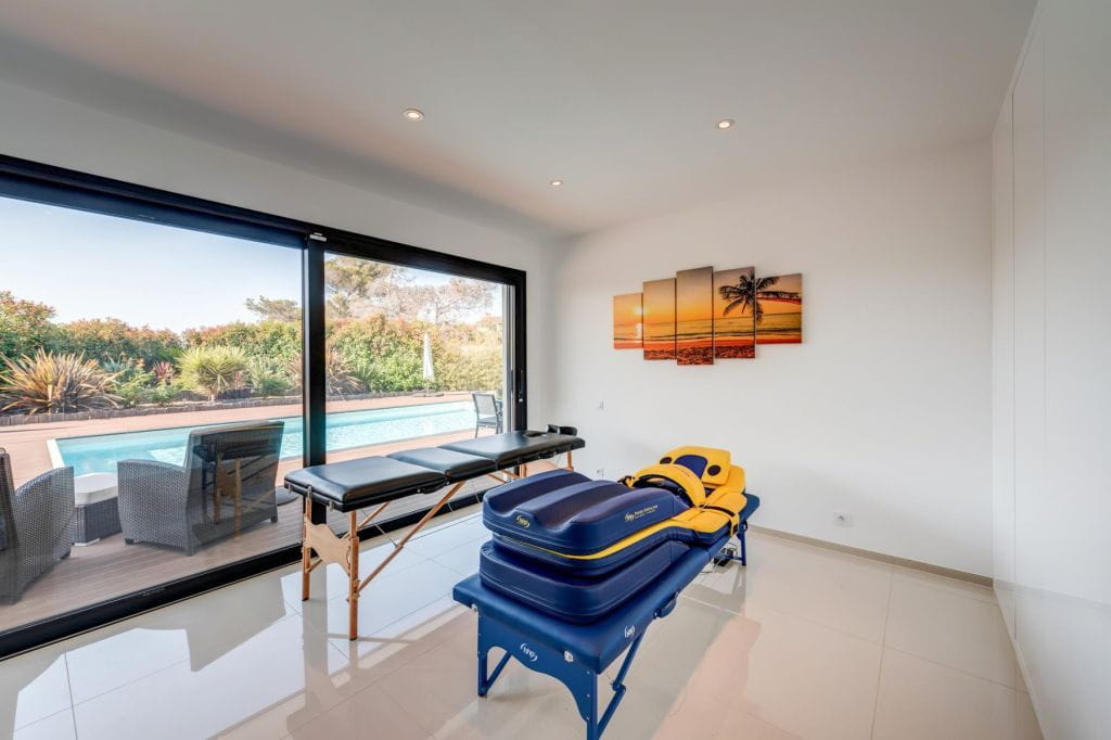 FOR SALE VILLA WITH SEA VIEW IN LES ISSAMBRES 6 ROOMS EN SUITE BEDROOMS POOL GARAGE WALK TO THE BEACHES Image 10